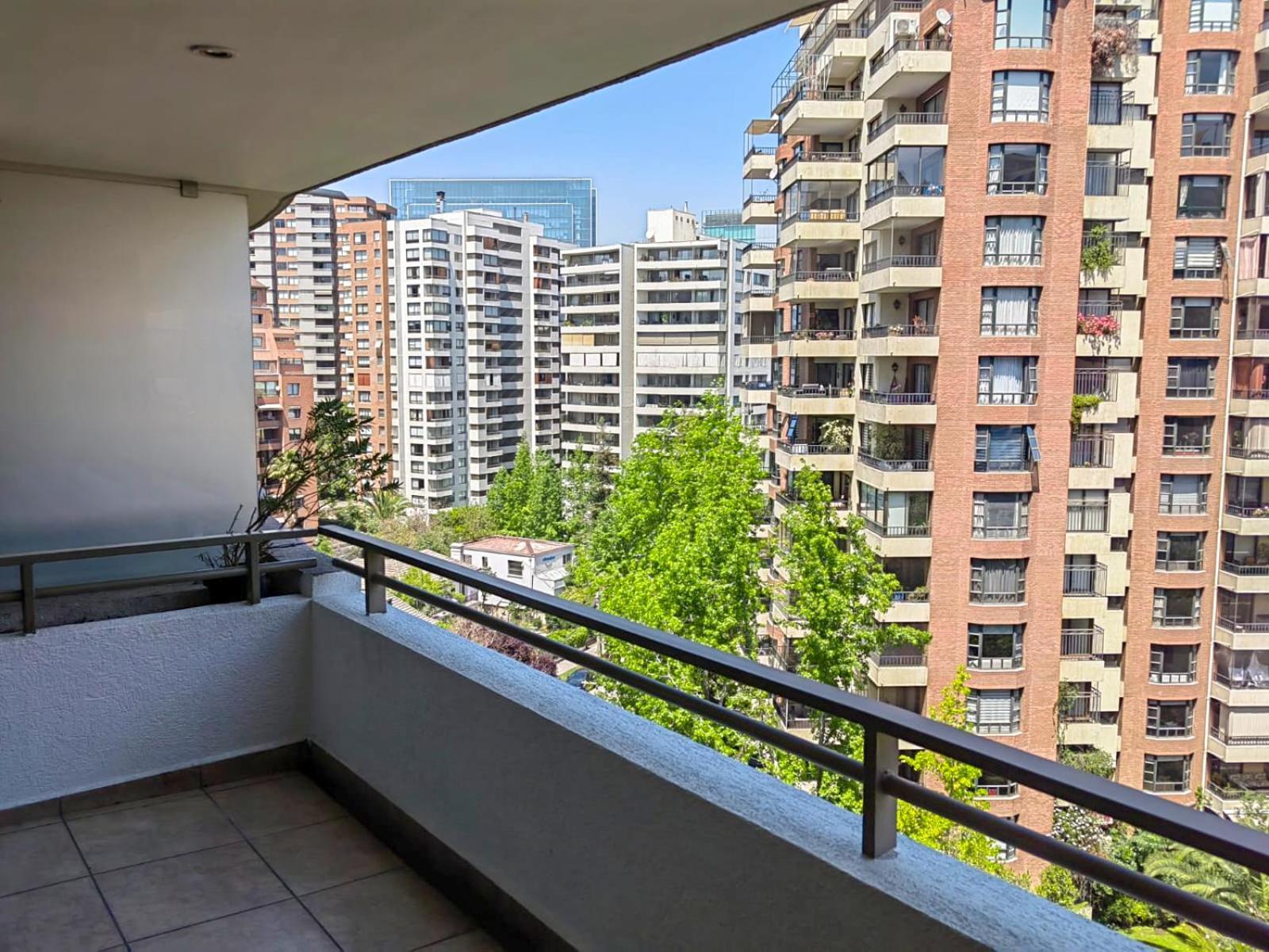 Apart Barrio El Golf Con Piscina, Santiago